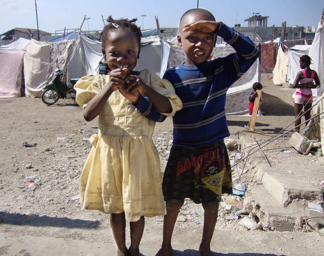 Hoffnung in Sicht? Kinder vor einem der zahlreichen Zeltlager   | Foto: dpa