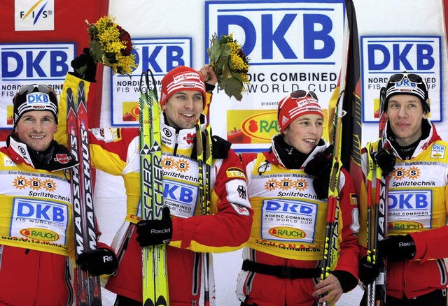 Staffel-Sieger: das deutsche Team mit ...eisen, Eric Frenzel und Tino Edelmann   | Foto: dpa/seeger