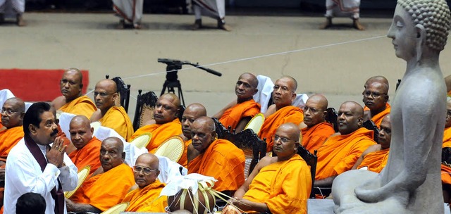 Sri Lankas Prsident  Mahinda Rajapaks... von buddhistischen  Mnchen segnen.    | Foto: AFP