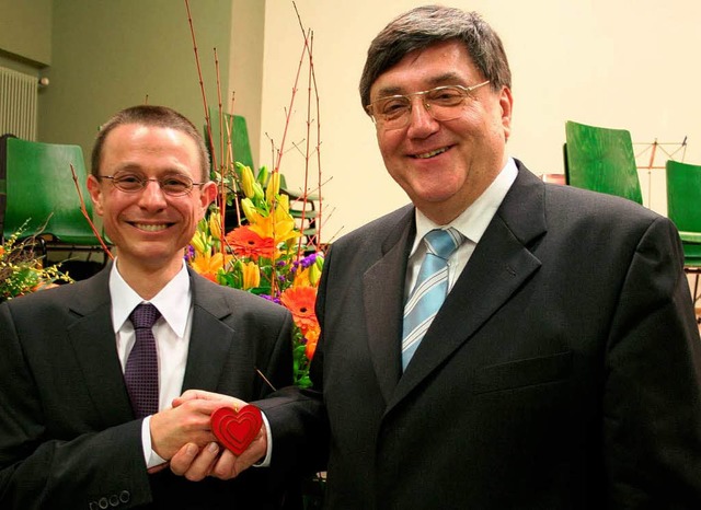 Dr. Erwin Grom (rechts) berreichte se...n Sassie einen symbolischen Schlssel.  | Foto: Bianka Pscheidl