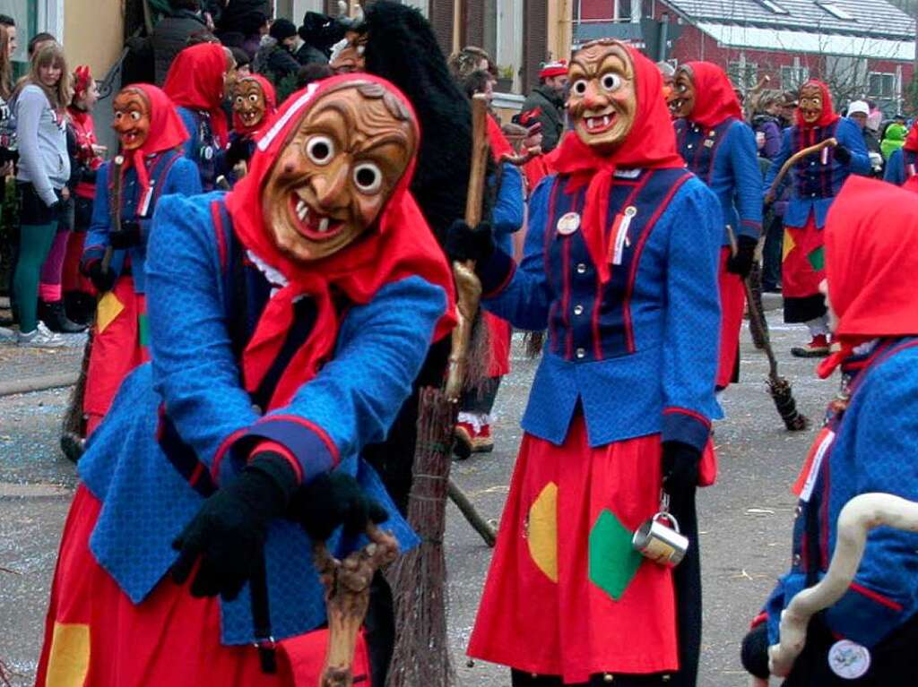 Die Gundelfinger Dorfhexen. Fast 50 Gastznfte kamen zum Jubilumsumzug der Hohwaldgeischter nach Simonswald.