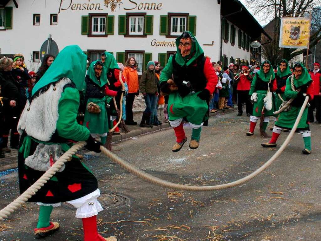 Die Stein-Krhen-Hexen aus Kollnau prsentieren sich dem Publikum lustig und fidel.