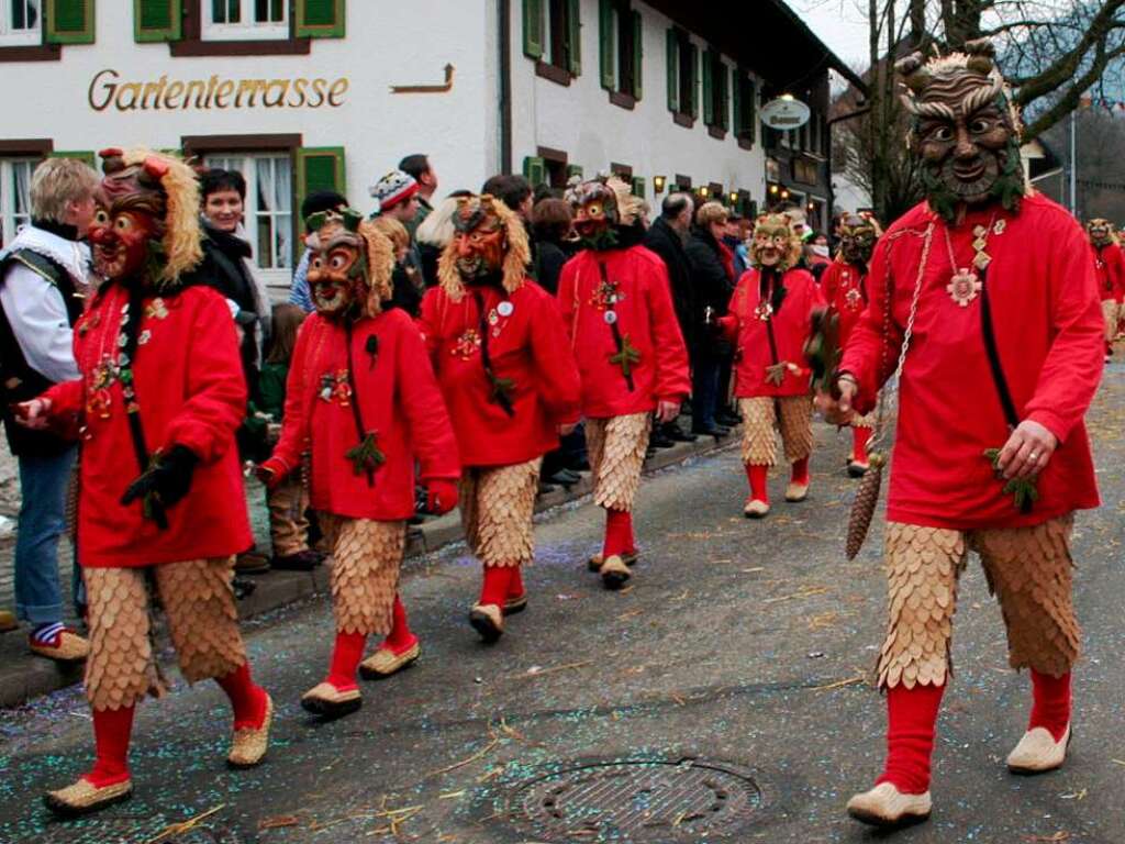 Die Riesen-Zunft der Gtenbacher Jockele.  Fast 50 Gastznfte kamen zum Jubilumsumzug der Hohwaldgeischter nach Simonswald.