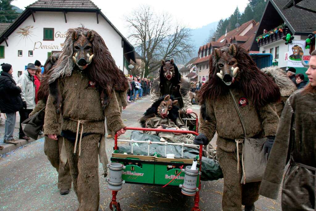 Die Wildsaue aus Klingenberg. Fast 50 Gastznfte kamen zum Jubilumsumzug der Hohwaldgeischter nach Simonswald.