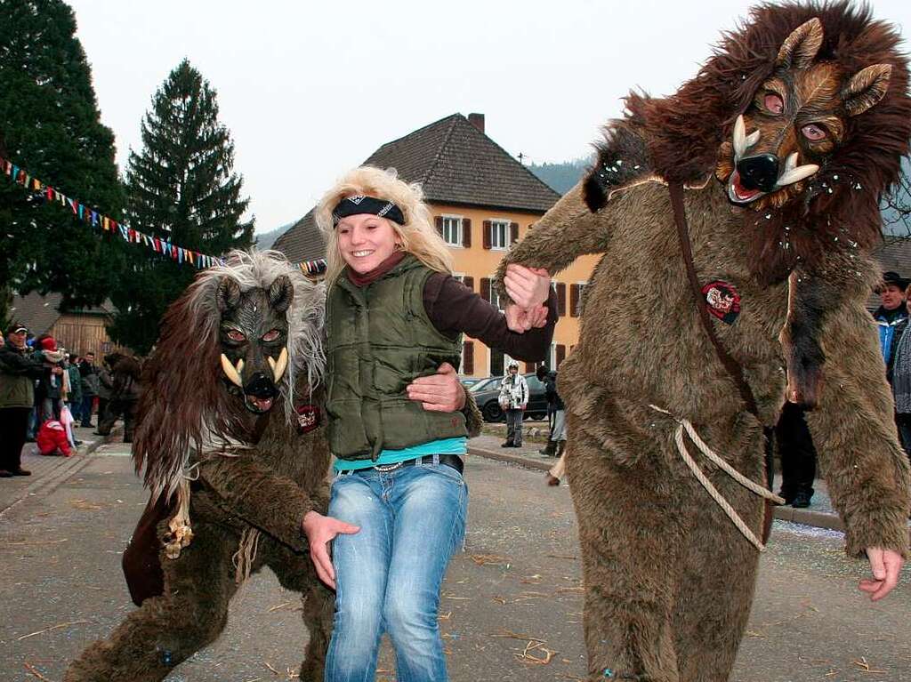 Die Wildsaue aus Klingenberg treibenSchabernack und fesseln eine junge Dame.