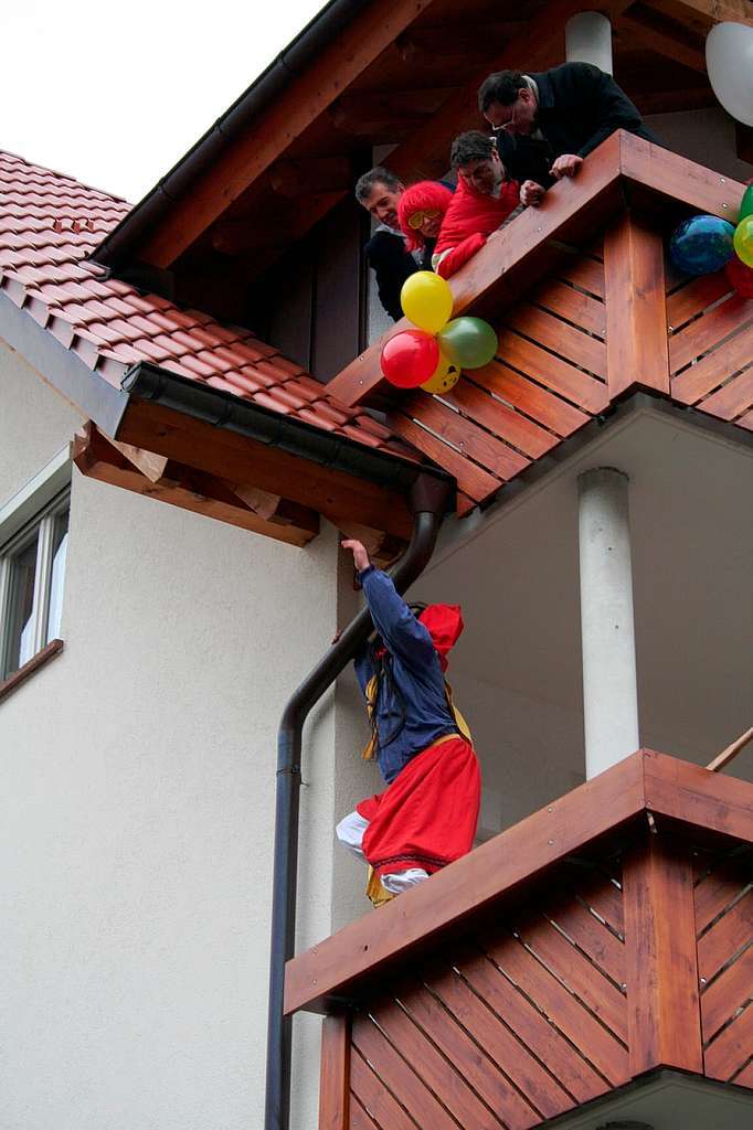 Ein Hohlrai-Feger aus Ballrechten-Dottingen (Sulzbachtal) erklimmt ein Haus.