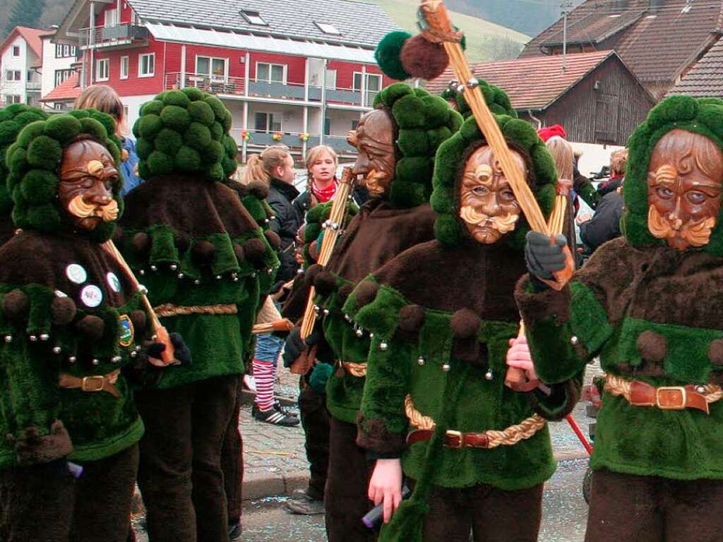 Die Mslegeister aus Buchholz. Fast 50 Gastznfte kamen zum Jubilumsumzug der Hohwaldgeischter nach Simonswald.