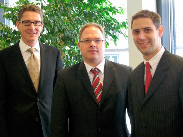 Sparkassendirektor Rainer Liebenow, Ge...irektor Christian Eschbach (von links)  | Foto: Privat