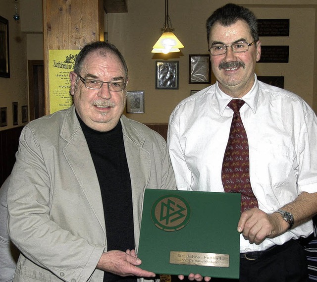 Reinhard Huber (rechts) empfing als Vo...s Bezirksfuballausschusses Hochrhein.  | Foto: Dietmar Noeske