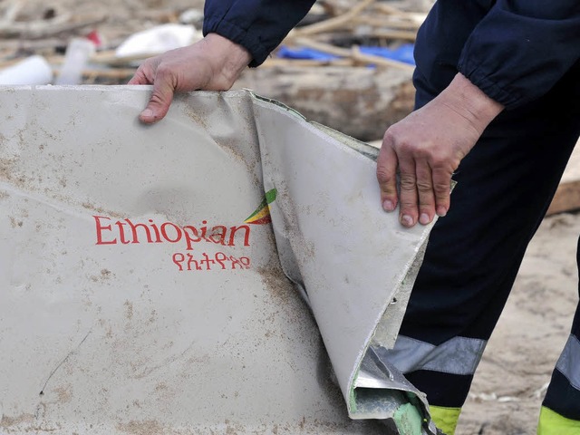 Bislang konnten nur Trmmer aus dem Me...ie Hoffnung auf berlebende schwindet.  | Foto: dpa