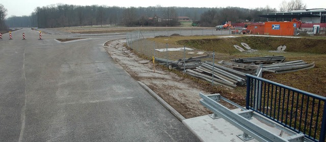 Die Fahrbahn der aus Richtung Buchheim...n der Strae abflieende Regenwasser.   | Foto: manfred frietsch