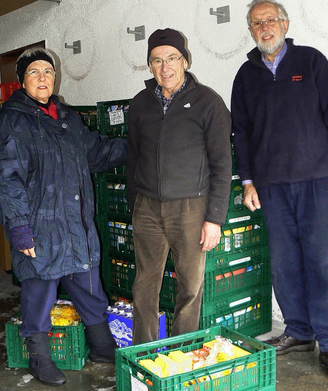 Vera Sollik, Franz Zhringer und Lotha... und bergaben sie an Ort und Stelle.   | Foto: Roswitha Klaiber