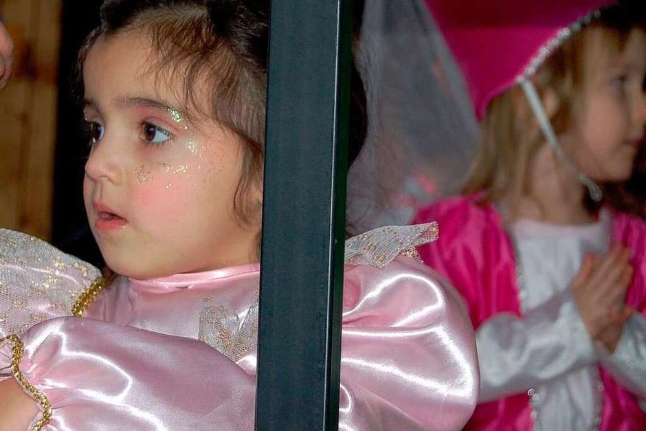 Eindrücke vom Kinderumzug und Narrenbaumstellen in Öflingen. (Foto: Hildegard Siebold) Eindrücke vom Kinderumzug und Narrenbaumstellen in Öflingen. (Foto: Hildegard Siebold)