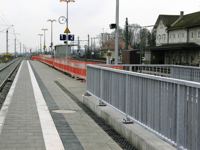 Eine Seite wurde am Wochenende fertigg...lt: Der neue Bahnsteig in Schliengen.   | Foto: SChtz
