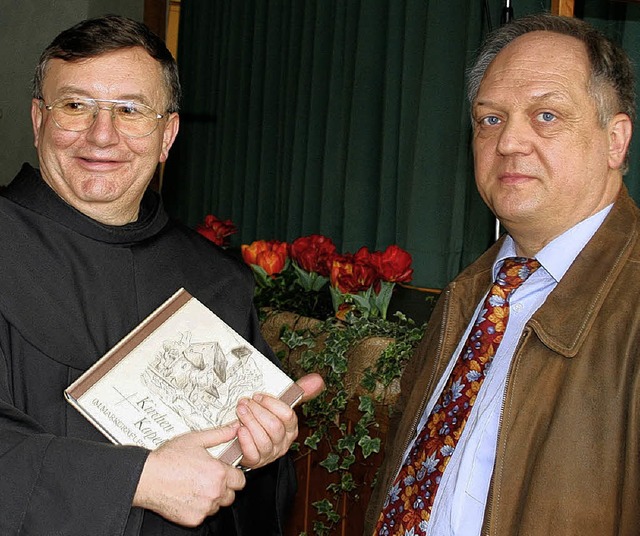 Siegfried Thoma vom Pfarrgemeinderat berreicht Pater Marian Rybak ein Buch.    | Foto: Winzer