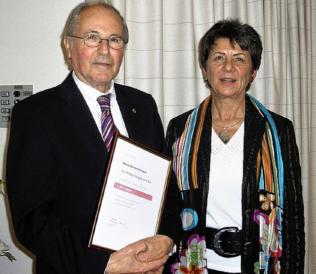 Beate Endres gratulierte Herbert Eckert, der seit 50 Jahren im Chor singt.   | Foto: Christiane Sahli