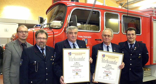 Brgermeister Norbert Moosmann und Ges... der Hauptversammlung vor (von links).  | Foto: Kirsten Lux