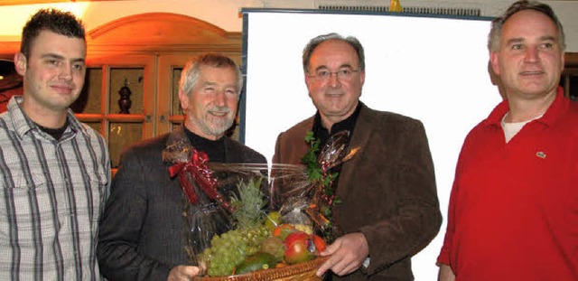 Die silberne Ehrennadel des Bundes der...ger, Bernd Keller und Bernhard Sauter.  | Foto: piz