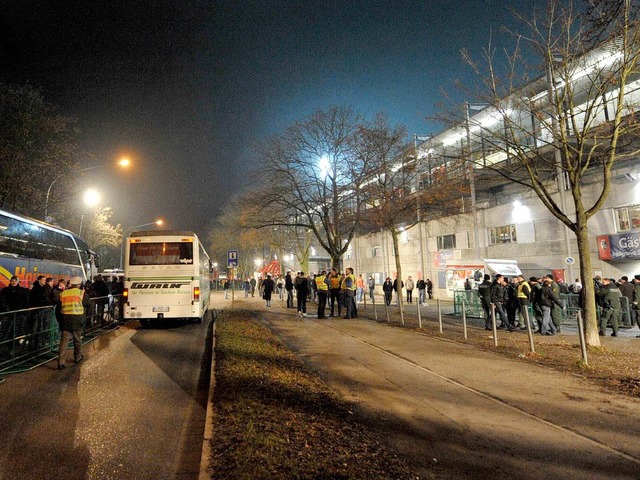 Das Polizeiaufgebot beim Spiel SC Freiburg gegen den VfB Stuttgart war enorm.  | Foto: Patrick Seeger