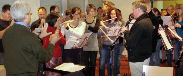 Alle aktiven Musiker erffnen mit dem ...lversammlung des Musikvereins Herten.   | Foto: Hanna Vlkle