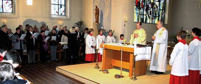 Gemeinsam zelebrierten Pfarrer Fabian ...he Kirchenchor  umrahmte musikalisch.   | Foto: bronner