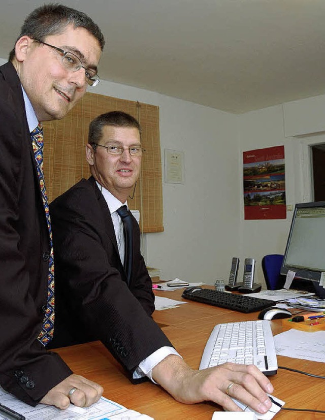 Uwe Heilmann (rechts) und Achim Trste... Sonnenschein Rendite erwirtschaften.   | Foto: STEFAN MERKLE