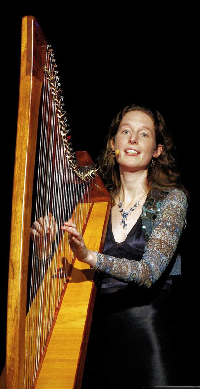 Nadja Birkenstock aus Neuried bezaubert mit Stimme und keltischer Harfe.   | Foto: PEter Heck