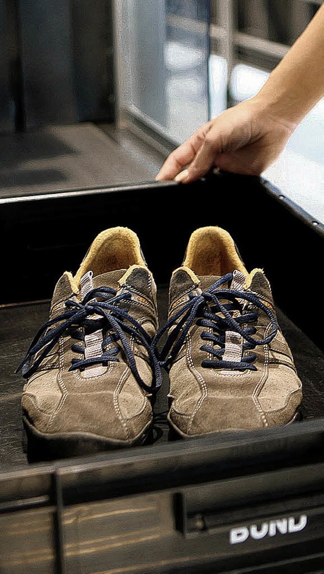 Schuhe werden an einem Flughafen durchleuchtet.   | Foto: DPA