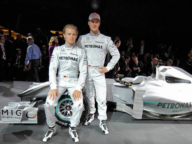 Posieren mit ihrem neuen Auto: Nico Ro...ormel-1-Rckkehrer Michael Schumacher   | Foto: dpa