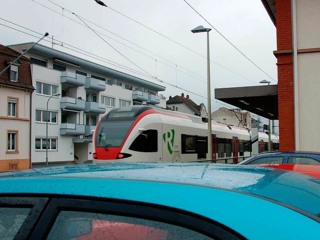 Parken am Bahnhof Stetten:  Flchen fr Pendler-Park-&amp;-Ride ausgereizt.   | Foto: Nikolaus Trenz