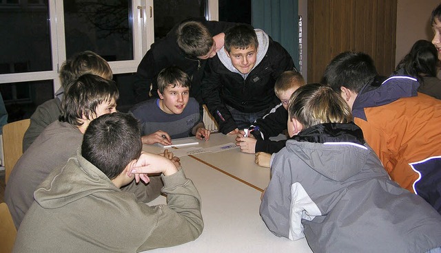 In Arbeitsgruppen machten sich die Jug... ber die Gestaltung des Jugendraums.   | Foto: Lang