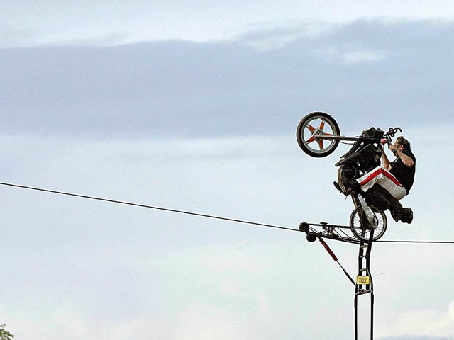 Johann Traber senior auf dem Hochseil.  | Foto: dpa