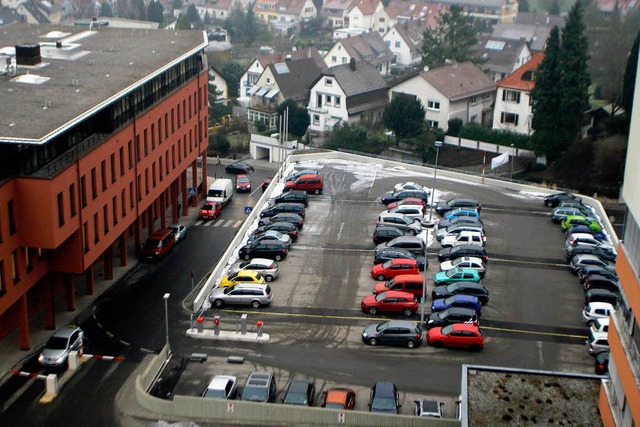 Das Parkdeck am Klinikum sollte Patien...ses (links im Bild) berlassen werden.  | Foto: Heidi Foessel
