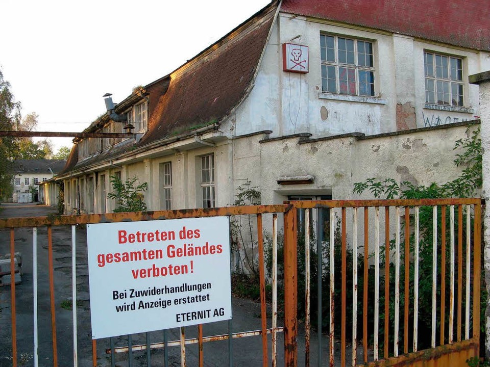 Stand jahrzehntelang leer: Das alte Eternitwerk bei Neuershausen im Herbst 2006  | Foto: Manfred Frietsch