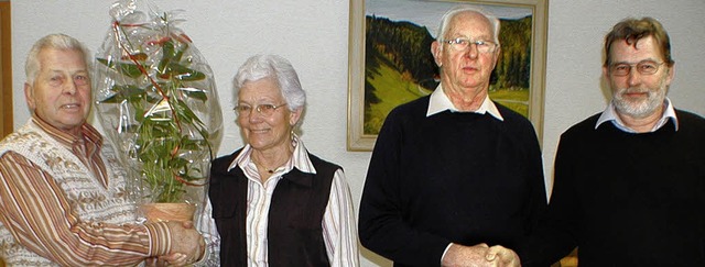 Mit Blumen dankte  (von links) Willi G...  Ortsvorsteher  Franz-Martin Sauer.    | Foto: Hans-Walter  Mark