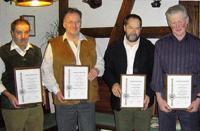 Die neuen Ehrenmitglieder beim  Gesang...oser, Helmut Mder und Manfred Ernst    | Foto: Heinz Osswald
