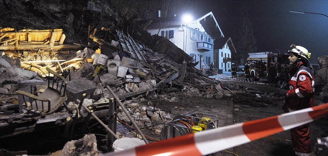 Rettungskrfte stehen vor den Trmmern...infamilienhaus in Stein an der Traun.   | Foto: ddp