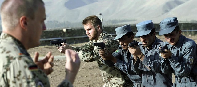 Soldaten der Bundeswehr   bilden im Fe...ghanistan afghanische Polizisten aus.   | Foto: ddp