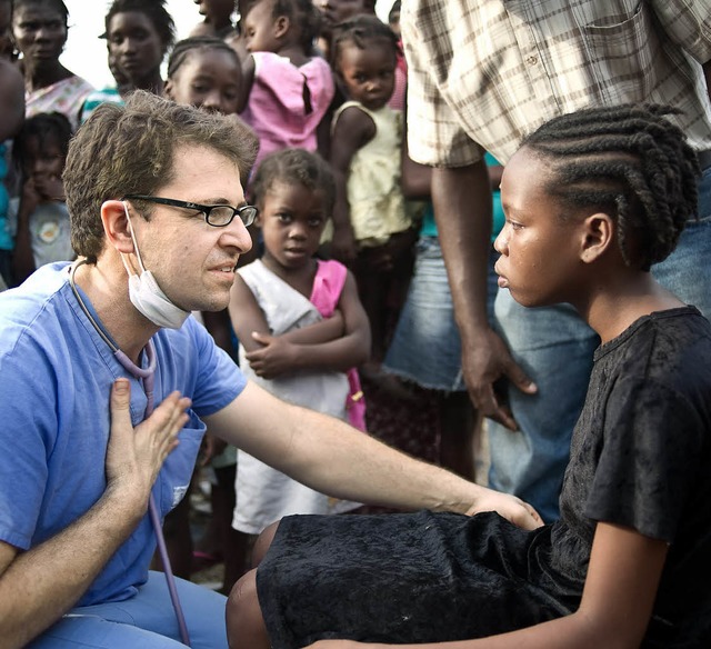 In Logne in Haiti spricht ein Arzt m... weiterhin in Haiti behandelt werden.   | Foto: AFP