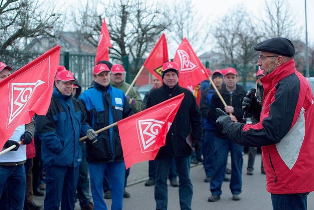 Gewerkschafter Hermann Spie (rechts) ...n Tarifvertrag &quot;erstreiken&quot;.  | Foto: Hans Christof Wagner