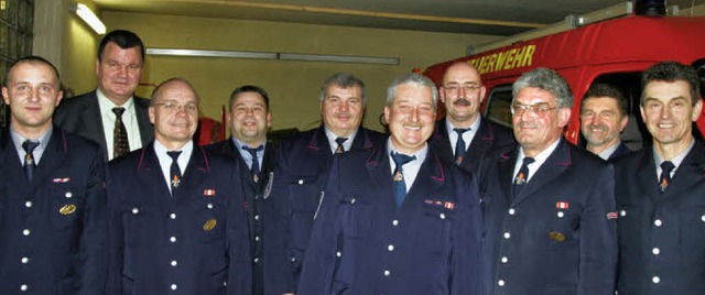 Die geehrten Feuerwehrmnner im Kreise...tende Stadtbrandmeister Markus Heiny.   | Foto: Eberhard Kopp