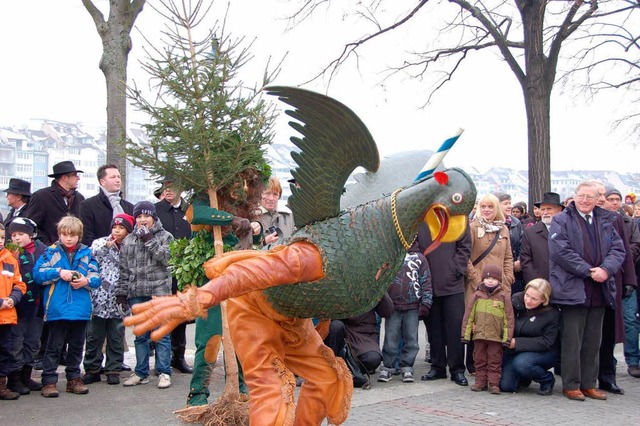Der Tanz des Vogel Gryff: Verbeugung n...leinbasel, den Hintern gegen Grobasel  | Foto: Michael Reich