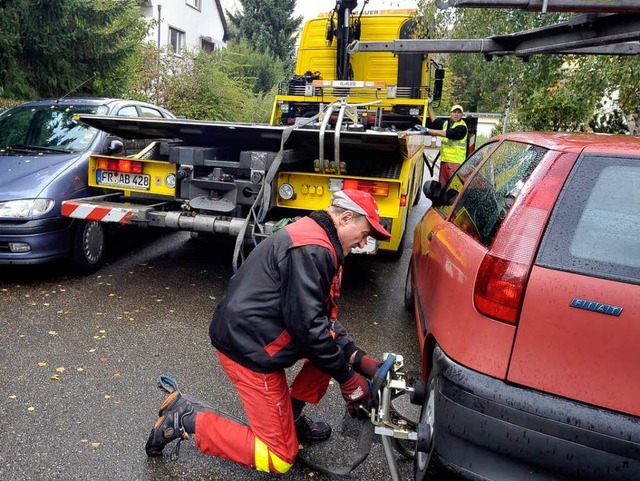 Mitarbeiter eines Freiburger Abschlepp...-Spiels im Oktober vergangenen Jahres.  | Foto: Thomas Kunz