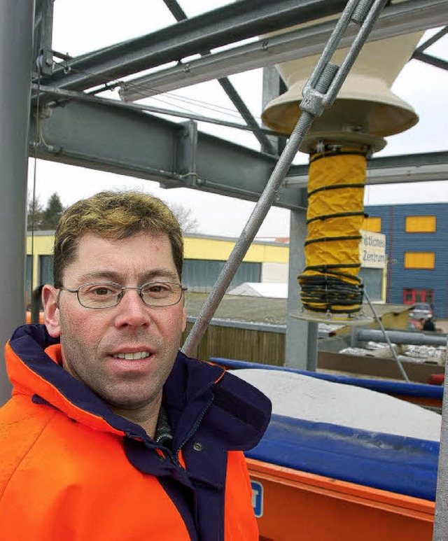 Knapp 2,5 Tonnen Streusalz gehen in ei...llen der Maschine am neuen Salzsilo.   | Foto: Ralf H. Dorweiler