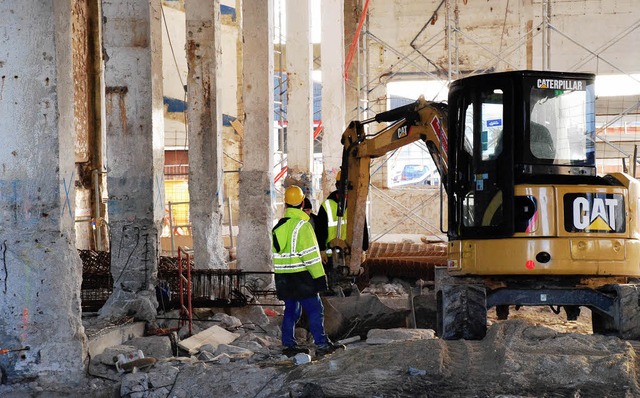 Baumanahmen in Fcamp: Bauarbeiter im Innern des zuknftigen Museums.  | Foto: Katrin Hundorf