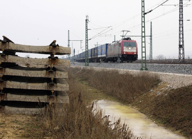 Die ausgebauten Gleise stapeln sich derzeit an der Strecke.   | Foto: A. Huber