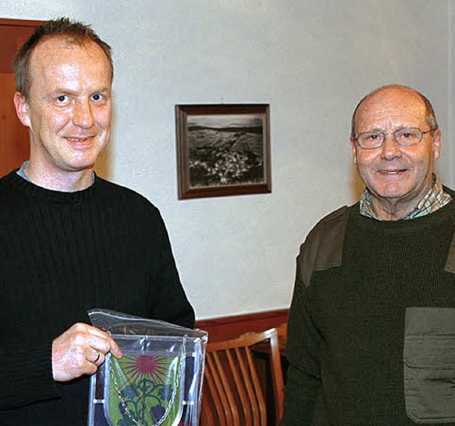 Ein Fensterbild mit dem Wappen von Win...enden  Ortsdiener Martin  Obermeier.    | Foto: cremer