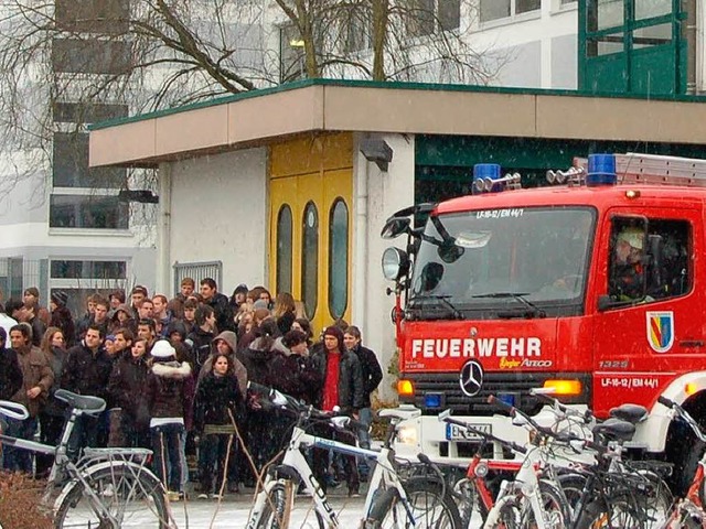 Nach der Alarmierung mussten  Schler und Lehrer die GHSE-Rume verlassen.  | Foto: hans-jrgen trul