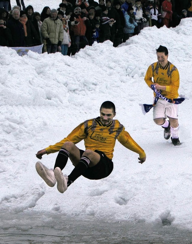 Das Bad  in der eiskalten Pftze ist Pflicht.  | Foto: H. Siebold