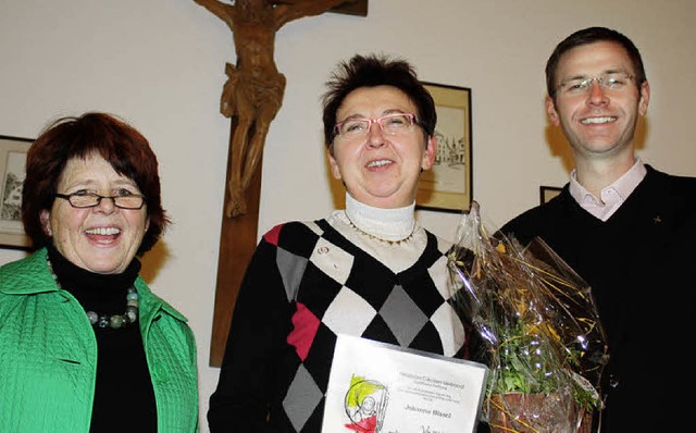 Brigitte Walzer (von links) ehrte Joha...h Vikar  Christian Breunig gratuliert.  | Foto: Werner Schnabl